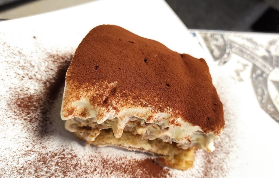 Tiramisu fait maison, une explosion de saveurs italiennes avec du mascarpone, du café et des boudoirs. Un régal sucré à ne pas manquer !